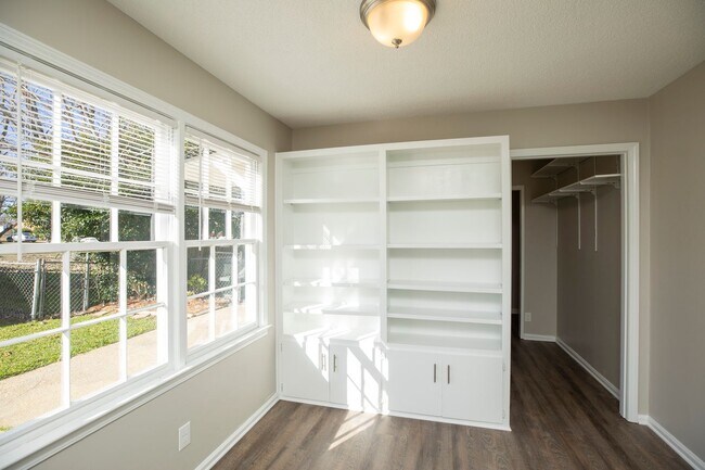 ** 4 bed 2 bath located off Vaughn Rd ** C... - ** 4 bed 2 bath located off Vaughn Rd ** C... House