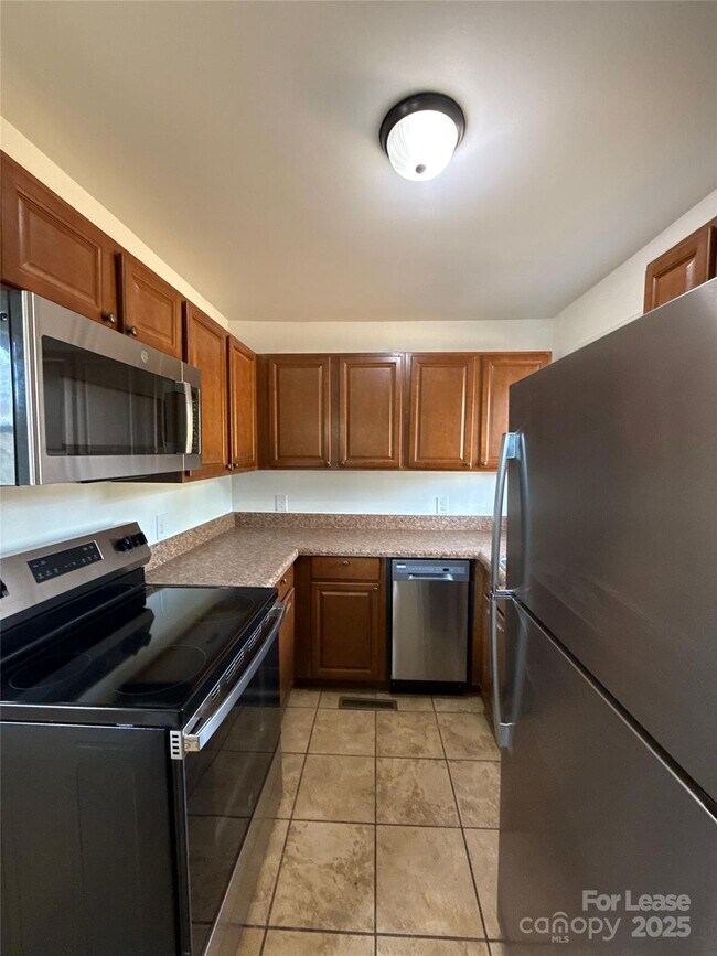 Photo - 1928 Russell Ave