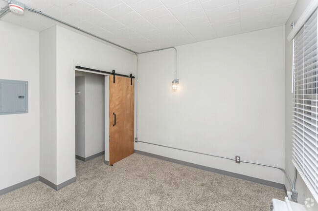 1BR, 1BA - 425 SF