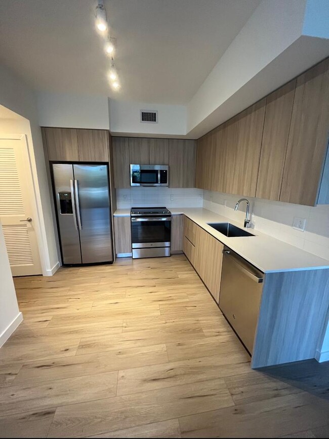 Building Photo - 7031 W 5th Ct Unit B2 Rental