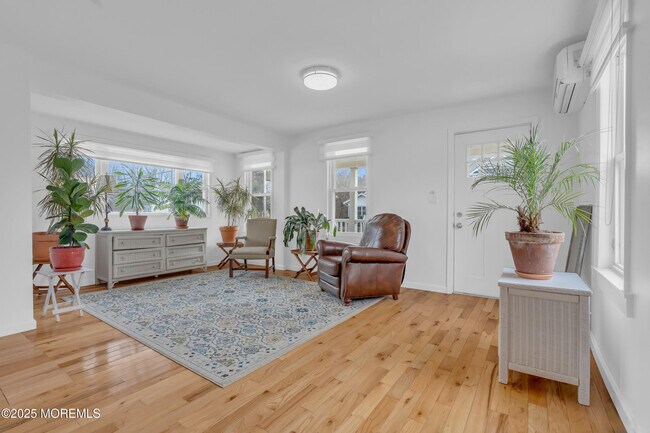 323 Roosevelt Ave