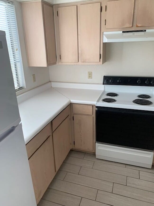 Building Photo - 2 bed 2 bath condo on 3rd floor