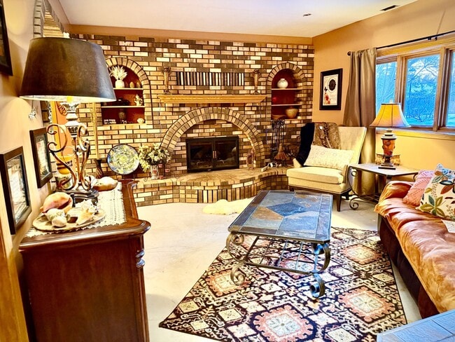 Building Photo - 6485 Grandview Dr