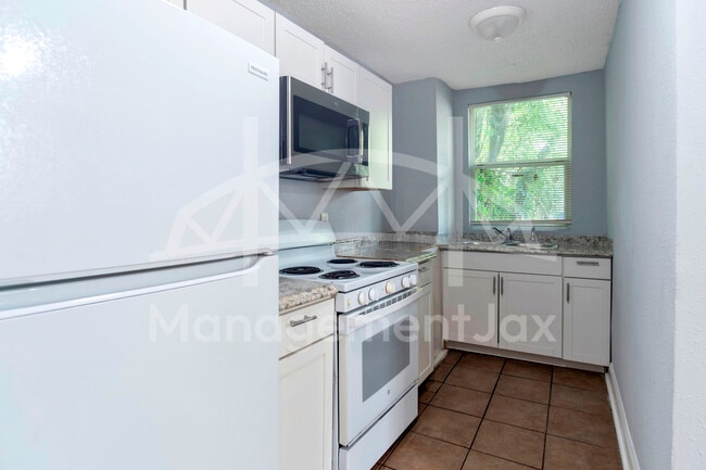 Photo - 1044 W 28th St