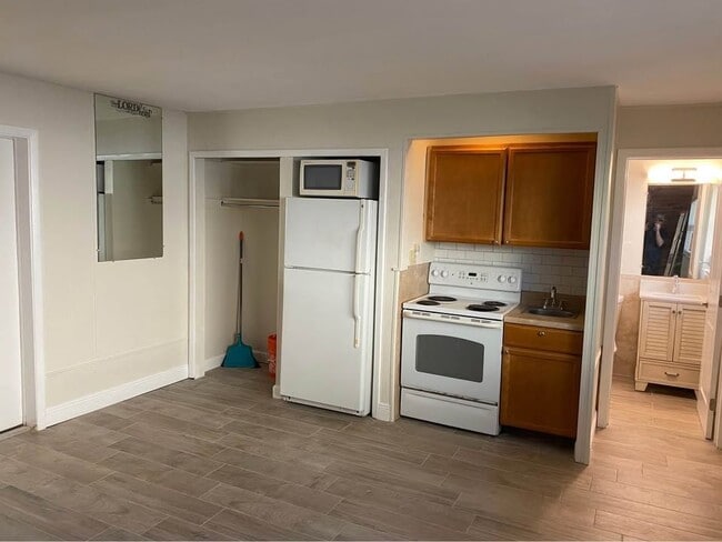 Building Photo - 5105 Atlantic Ct Unit #5