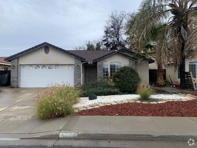 Building Photo - 3 Bedroom 2 Bath available Now Rental