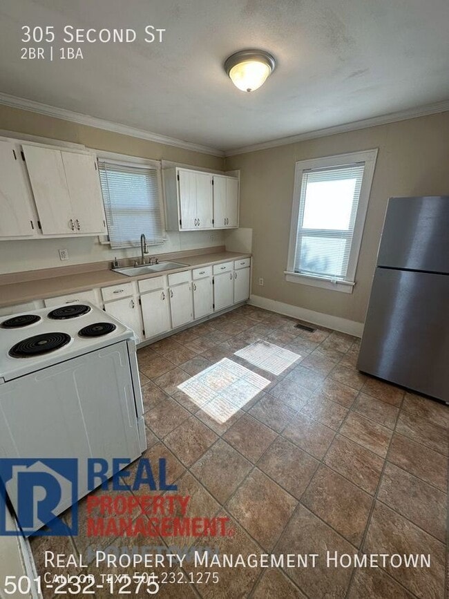 Photo - 305 Second St-