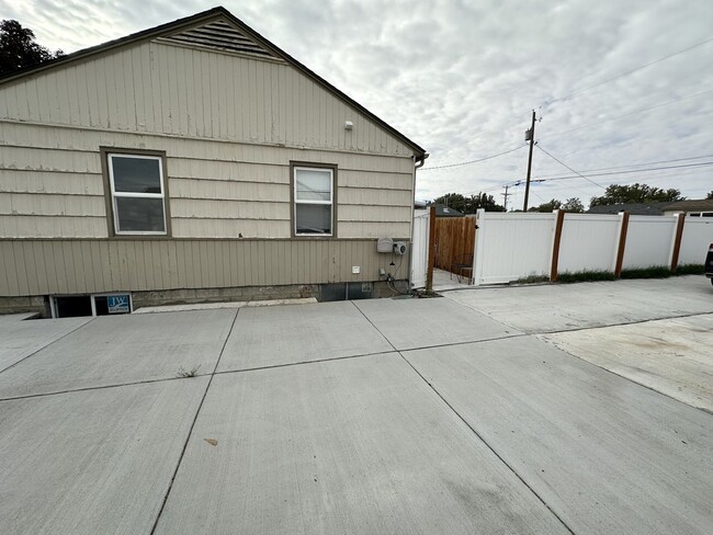 Building Photo - 1st Rent Month Free!! Stunning Partially F...