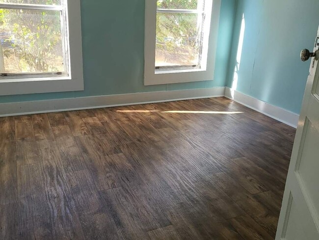 Photo - 732 Cariker St