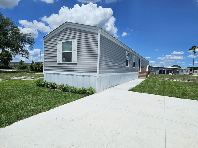 Building Photo - 1082 Myakka Dr