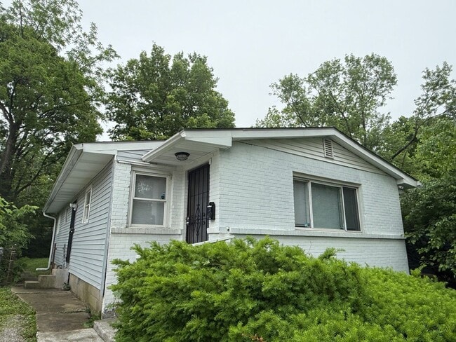 Building Photo - Charming 3BR/1.5BA Home with Large Yard & Spacious Eat-In Kitchen