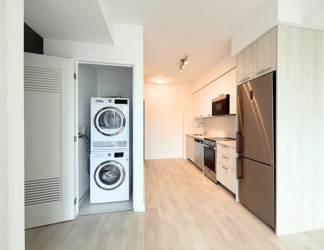 Photo - 75 James St S Unit 1403