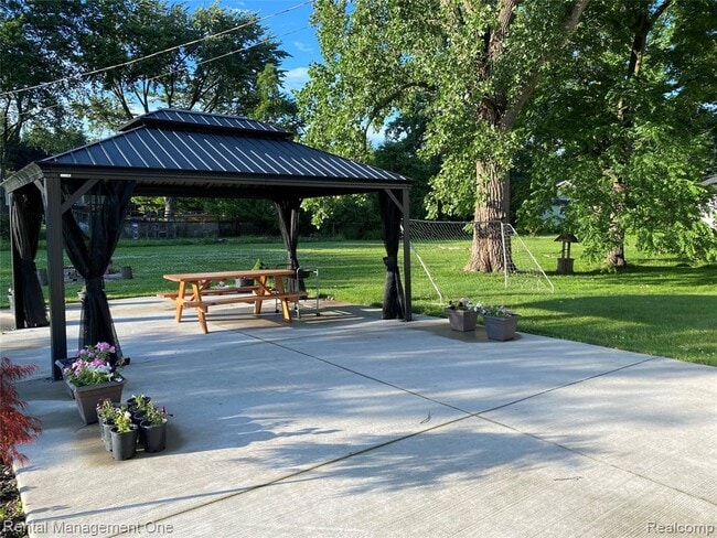 Photo - 174 Lange Ave