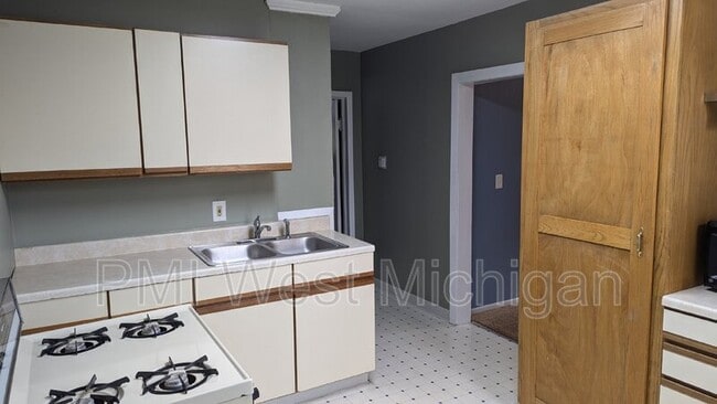 Photo - 36 Lowell Ave NE Unit 2