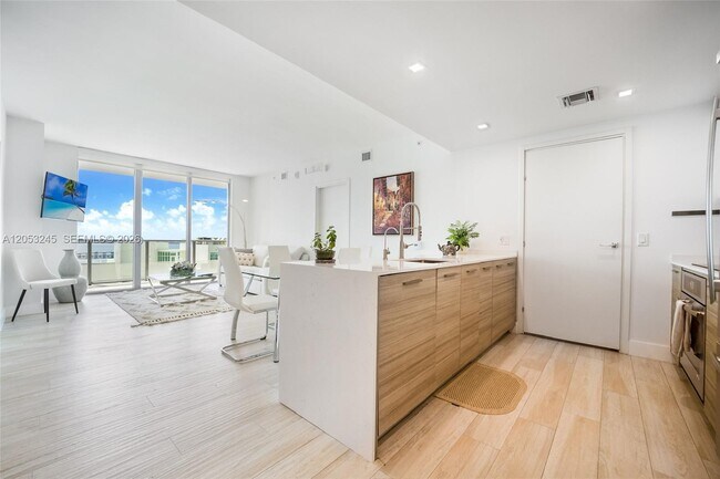 Photo - 1300 brickell bay Dr Unit 3004