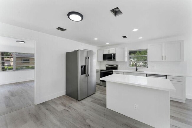 Building Photo - 354 NW 4th Pl Rental
