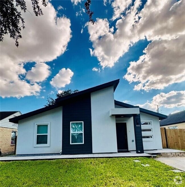 Building Photo - 905 B-C Ave Rental