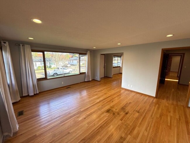 Photo - 610 Liberty St SE