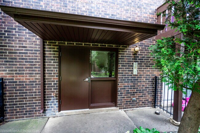 Building Photo - 1305 E Turtle Creek Cir Unit #E