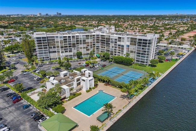 Photo - 1000 Parkview Dr Unit 831