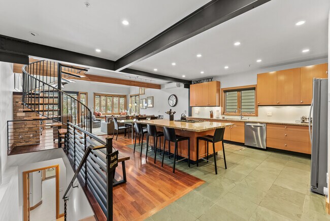 Photo - 265 Ontario Ave