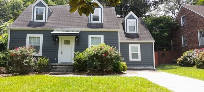 Building Photo - COMING SOON - 2 Bedroom 2 Bath home with f...
