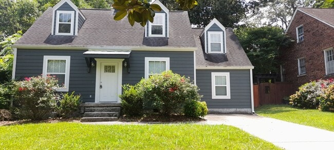 Building Photo - 2 Bedroom 2 Bath home with fenced in backyard