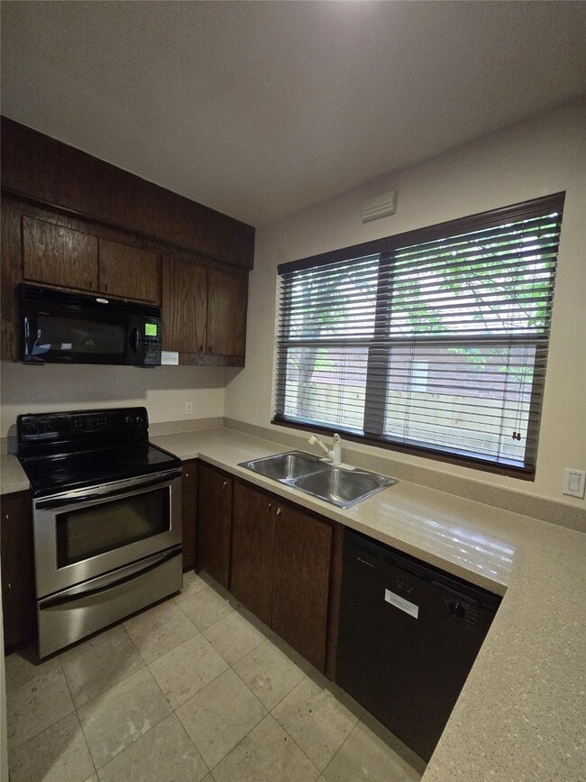 Photo - 3231 Hemingway Dr