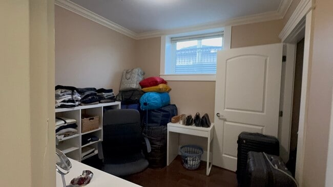 17 42nd Av W Unit 2 Bedroom Oakridge Basement Suite
