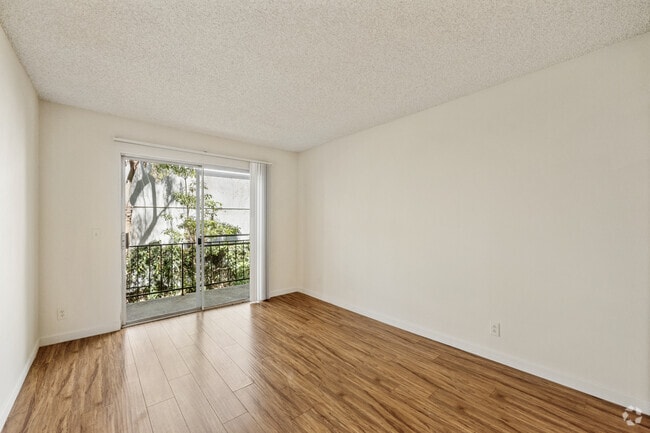 2BR, 1BA - 950SF - Primary Bedroom