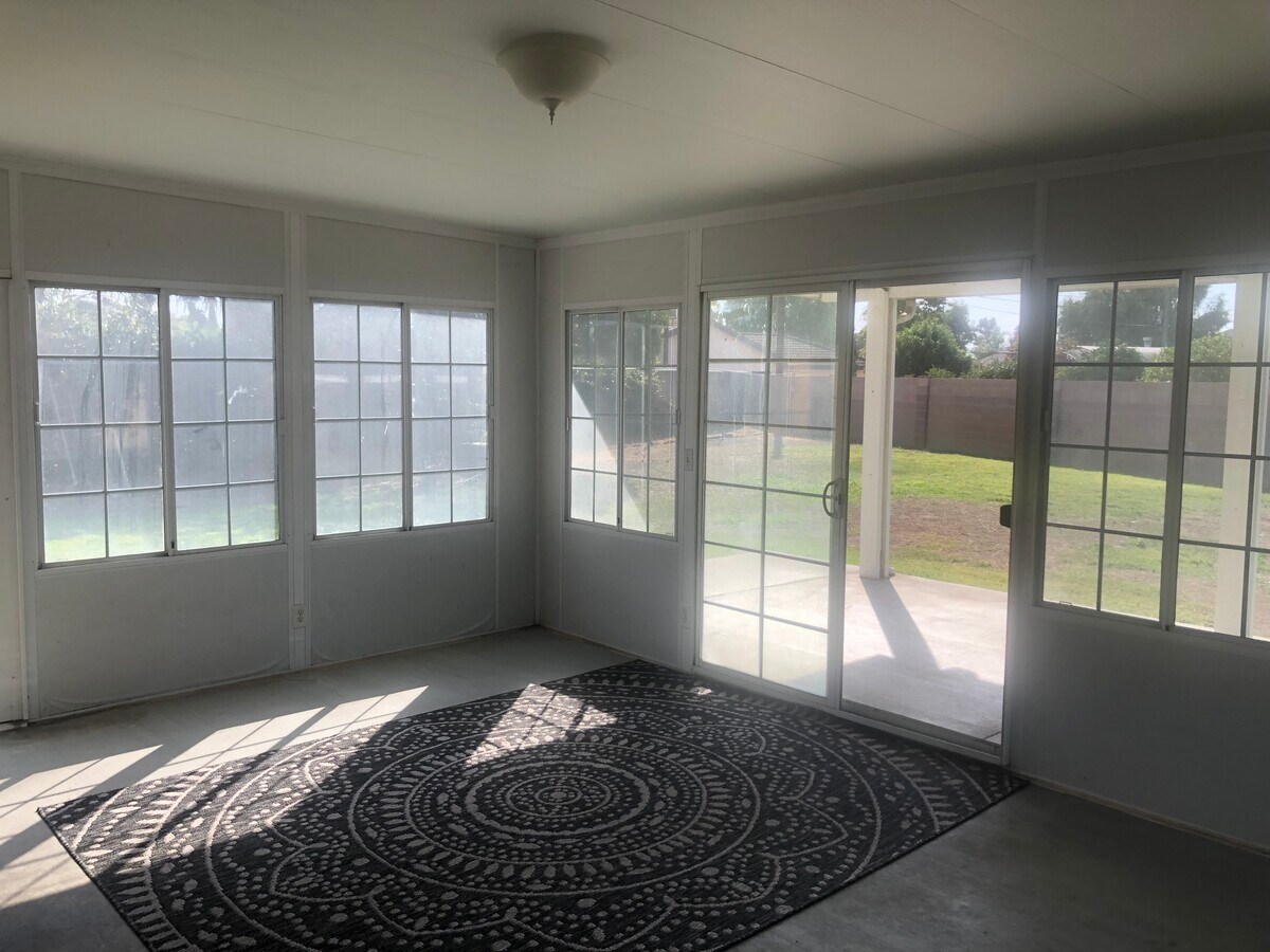 Sala California - 2620 N Dunbar St