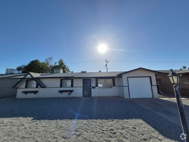 Building Photo - Large 4 Bed 2 Bath House