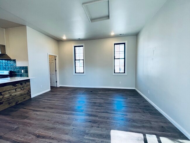 Photo - 1012 Swan St