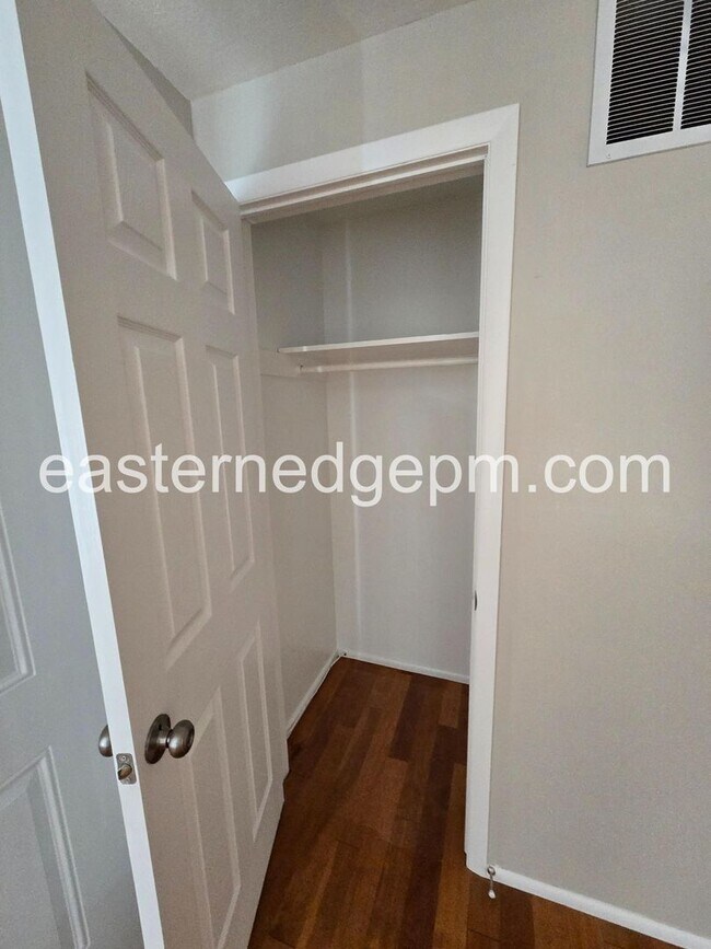 Photo - Beautifully Updated Apartment with Modern Finishes, Private Yard & Convenient Location Unidad 1287 - 4