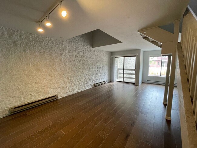 Modern 2 Story 2 Bed/1.5 Bath Condo on Wes... - Modern 2 Story 2 Bed/1.5 Bath Condo on Wes...