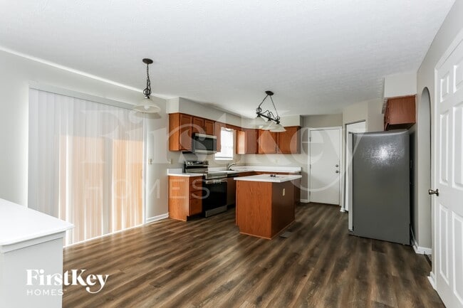 Photo - 81 Roxbury Dr