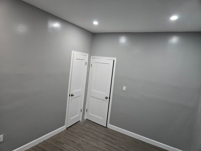 Building Photo - 521 Hegeman Ave Unit 2