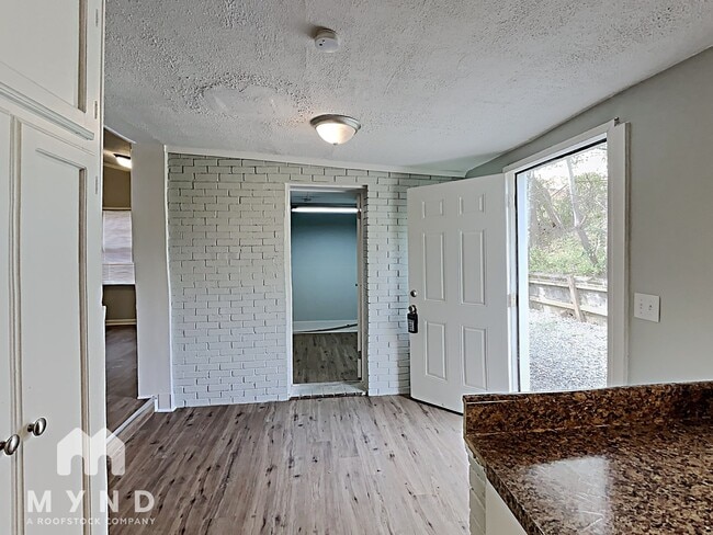 Photo - 525 Karen St