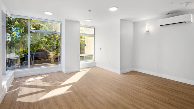 Building Photo - SoMa Square