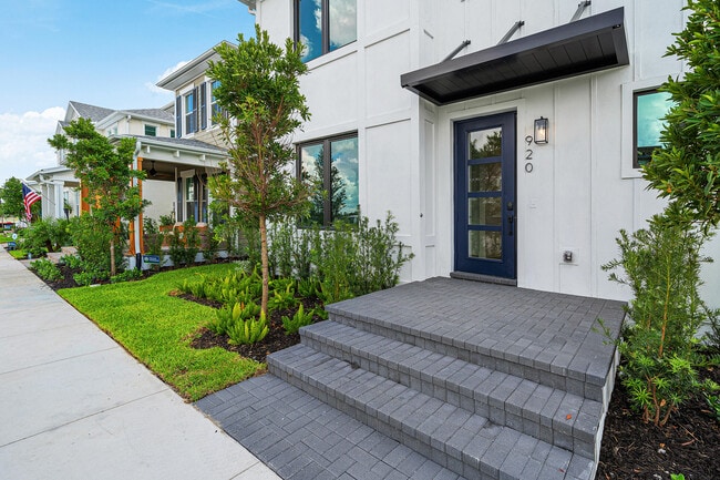 Photo - 920 SW Newfield Ave