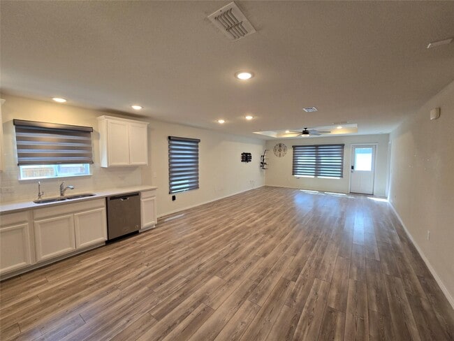 Photo - 1126 Ainsley Ln