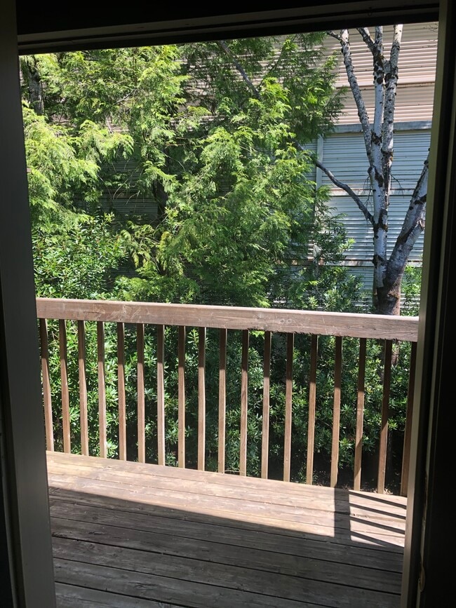 Top Floor Patio - Barbur Heights Apartments