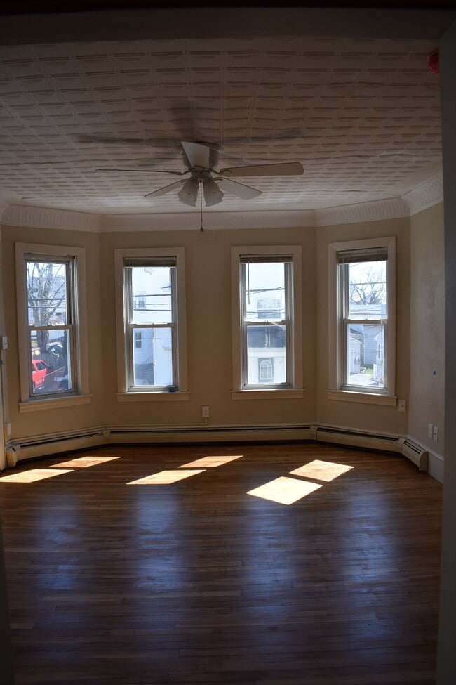 Building Photo - 29 Lapham St Unit Beautiful 2 bed apartment