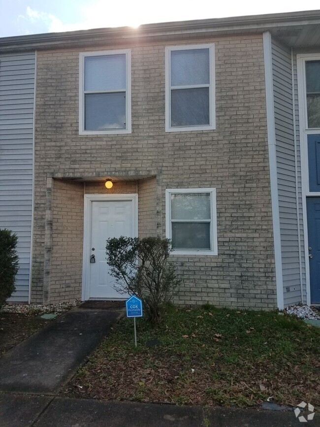 Building Photo - Cozy Townhome in Newport News