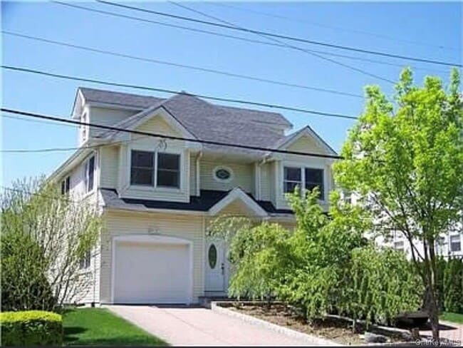 Building Photo - 20 Bronx St Unit Apartment 2