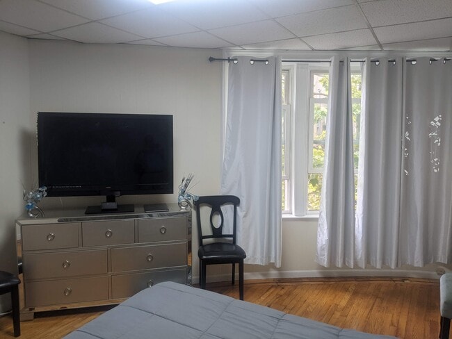 DORMITORIO CON VENTANAS MIRADOR - 2 Grant St Unidad apartment #3