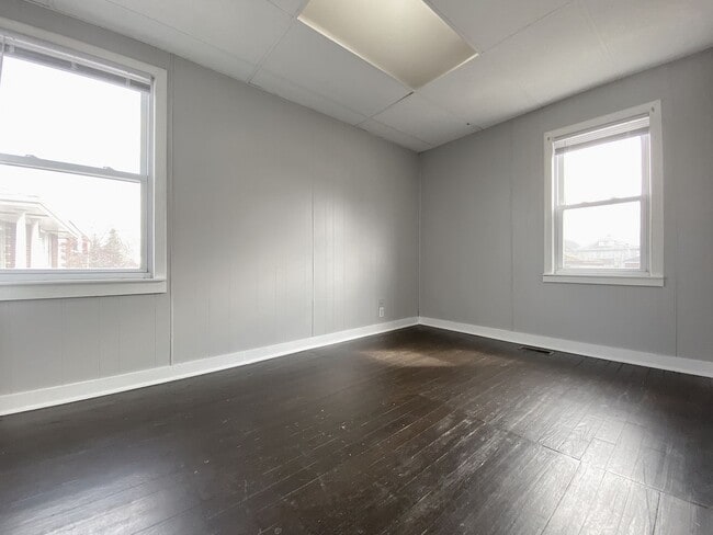 Photo - 4 Bedroom Home In Whiting, IN