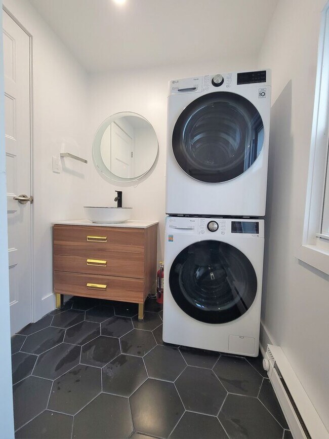 Photo - Beautiful fully renovated  2 bedroom available in Fairmount area! Unit 3