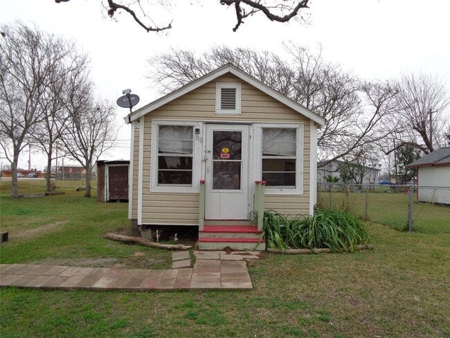 Building Photo - 310 S Avenue D Rental