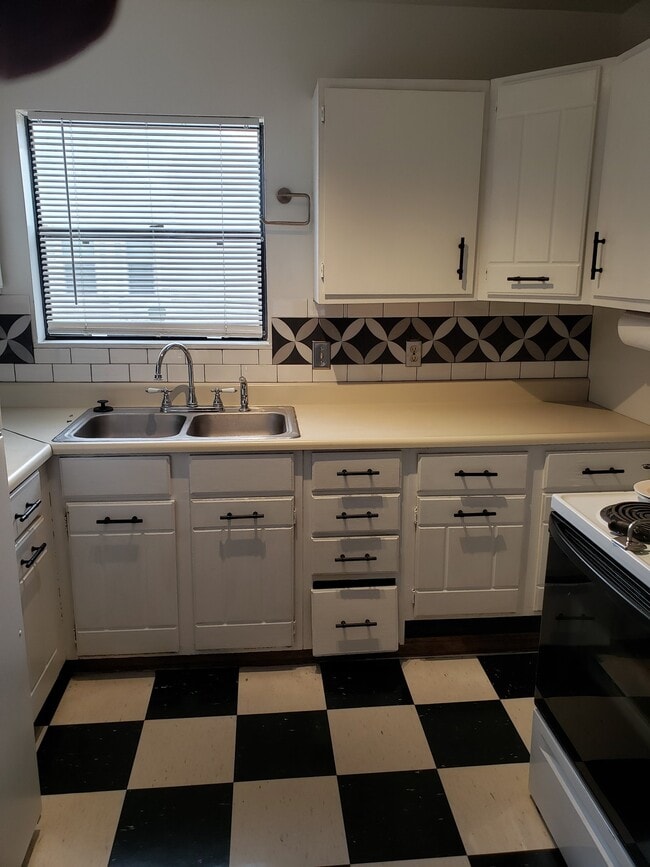 Photo - 521 W 10th St Unit 521 apt 2